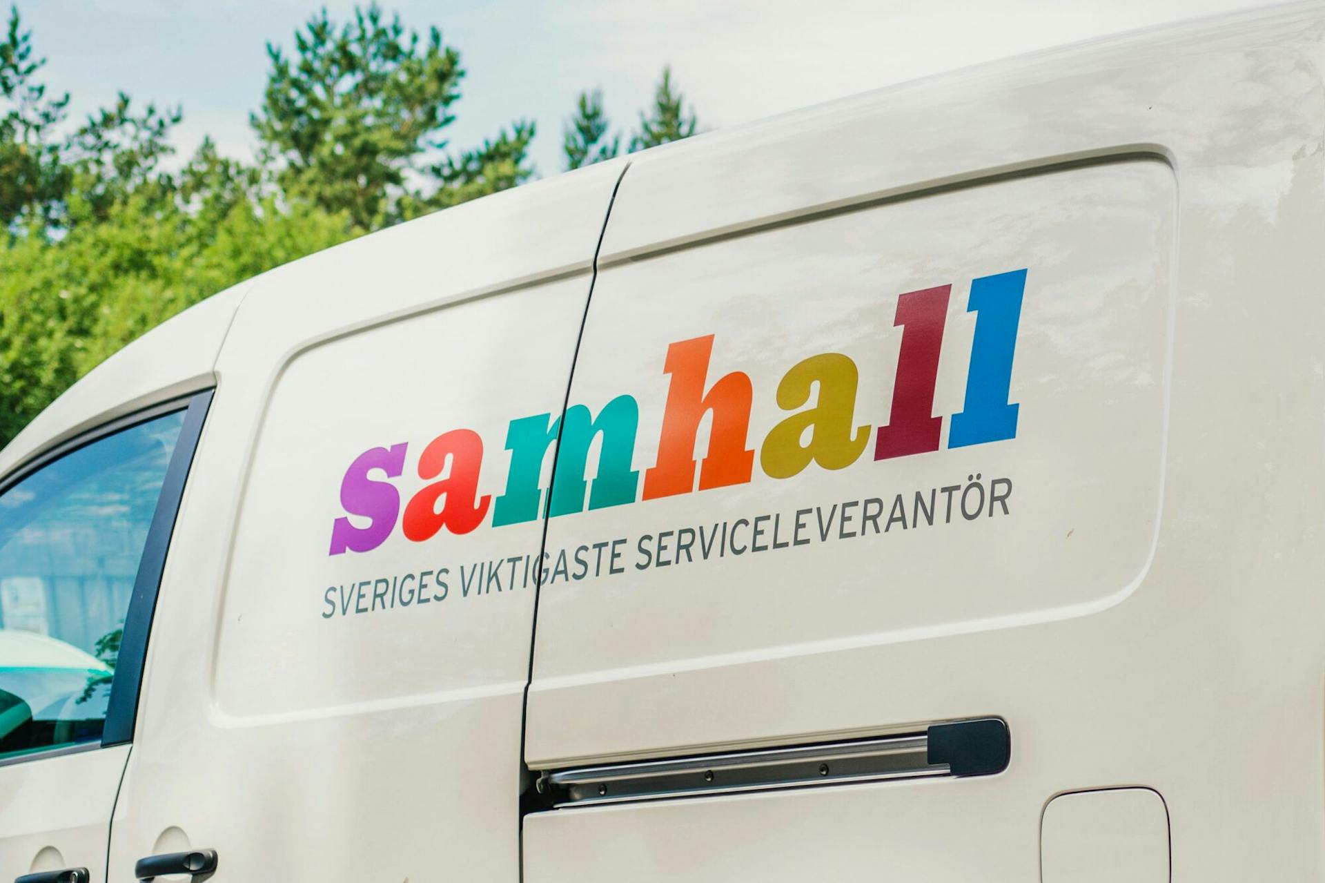 A white pickup truck branded with Samhall's logo.